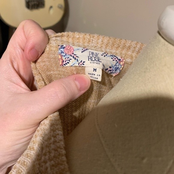 Pink Rose vintage long sleeve button down top. Size medium   Nice fall yellow - Picture 6 of 7